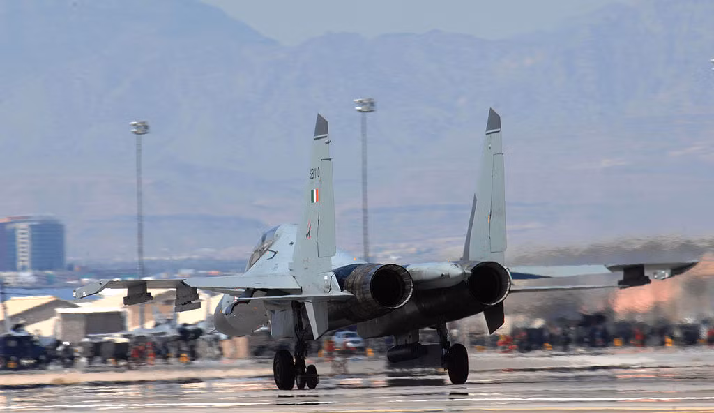 Công nghệ chính của Super Sukhoi phần lớn đã có ở phiên bản Su-35 và Su-57. Su-30MKI chủ yếu sẽ sử dụng các công nghệ này để nâng cấp, biến nó trở thành máy bay chiến đấu Super Sukhoi, đủ sức đương đầu với các loại chiến đấu cơ của kình địch Trung Quốc và Pakistan. Ảnh: Phía sau máy bay Su-30MKI - Nguồn: Wikipedia.