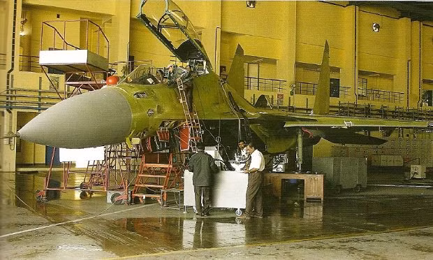 Theo giới thiệu, Super Sukhoi sẽ được trang bị radar mảng pha điện tử chủ động, hiện loại radar này đang được trang bị trên máy bay chiến đấu thế hệ thứ 5 Su-57, hiện đại nhất của Nga. Ảnh: Nâng cấp Su-30MKI tại công ty Hindustan - Nguồn: Wikipedia.