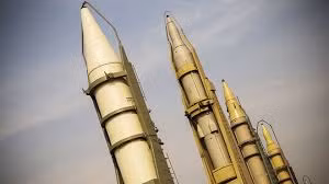 Giai đoạn đầu, Iran cũng chế tạo tên lửa theo nền tảng công nghệ của dòng tên lửa đạn đạo tầm ngắn, nhiên liệu lỏng Scud, thông qua con đường mua lại các phiên bản cũ của Libya và phiên bản nội hóa của Triều Tiên, với sự giúp đỡ kỹ thuật của Bắc Kinh và Bình Nhưỡng.