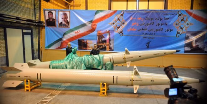 Giai đoạn tiếp theo, Iran đã nỗ lực nâng cao trình độ công nghệ với việc cải tiến tên lửa với động cơ sử dụng nhiên liệu lỏng thành nhiên liệu rắn, nâng cao mức chính xác qua cải tiến thiết bị dẫn đường của tên lửa.