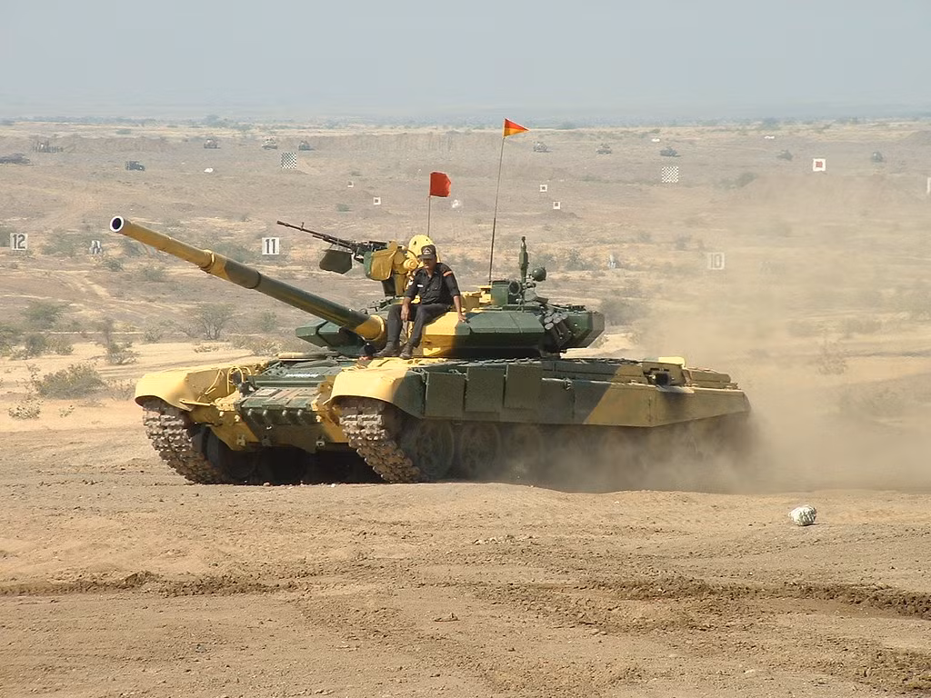 Theo Forbes của Mỹ, Ấn Độ đã triển khai xe tăng T-90 tại khu vực biên giới tranh chấp Ladakh. Tuy nhiên, việc triển khai loại xe tăng có trọng lượng tới 45 tấn này ở khu vực cao nguyên và miền núi, nơi đường giao thông và cầu ở trong tình trạng tồi tệ, do vậy phải đối mặt với thách thức không nhỏ. Ảnh: Xe tăng T-90S của Ấn Độ. - Nguồn: Flickr
