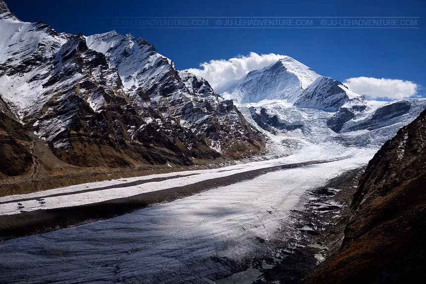 Ladakh là một trong những khu vực có địa hình hiểm trở và khí hậu khắc nghiệt nhất trên trái đất để có thể sử dụng xe tăng. Áp suất không khí thấp và không khí loãng đã gây ra nhiều rắc rối cho hệ thống làm mát và nhiên liệu của xe, nhất là việc khởi động xe trong điều kiện nhiệt độ thấp; đồng thời nhiệt độ quá thấp, cũng ảnh hưởng đến hiệu suất làm việc của động cơ. Ảnh: Địa hình khu vực Ladakh, giáp giới Ấn Độ và Trung Quốc. - Nguồn: Wikipedia 