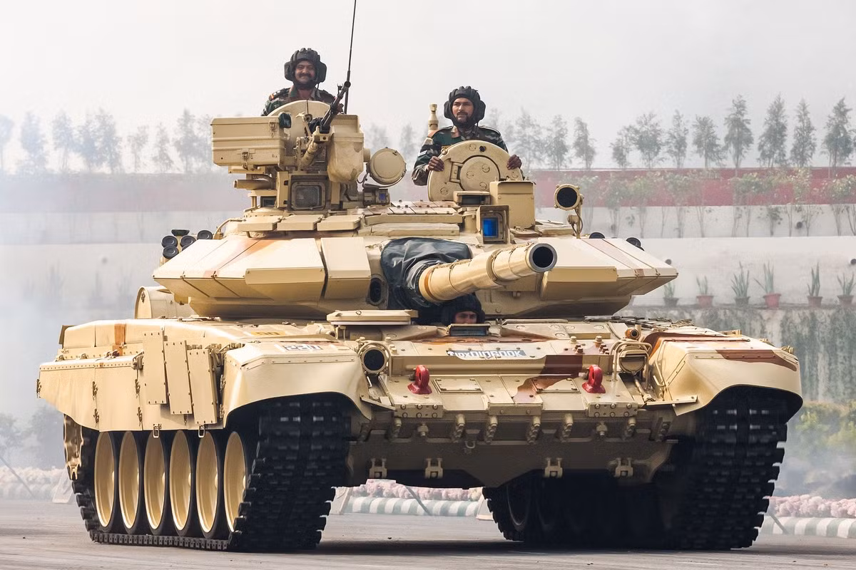 T-90 được trang bị pháo nòng trơn 125 mm, có thể bắn cả đạn pháo và phóng tên lửa chống tăng AT-11 qua nòng. Về hệ thống bảo vệ bao gồm lớp giáp hỗn hợp, ngoài ra còn trang bị thêm giáp phản ứng nổ và hệ thống gây nhiễu hồng ngoại, để ngăn chặn tên lửa chống tăng có điều khiển. Ảnh: Xe tăng T-90S của Ấn Độ. - Nguồn: Flickr