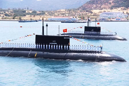 Có thể thấy rằng, hải quân các nước Đông Nam Á giáp biển hiện nay hầu hết đã phát triển cho mình đội tàu ngầm Diesel-điện mạnh mẽ như Việt Nam với 6 tàu ngầm, Indonesia với 5 chiếc, Malaysia có 2 chiếc, Singapore có 4 chiếc và Myanmar có 1 chiếc (đang mua thêm), trong khi Thái Lan chưa sở hữu chiếc nào. Ảnh: Biên đội tàu ngầm Kilo 636 của Hải quân Việt Nam.