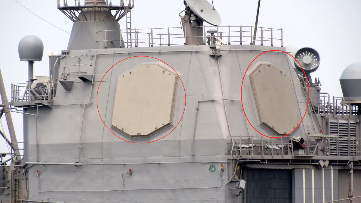  Tàu khu trục lớp Arleigh Burke được trang bị Hệ thống chiến đấu Aegis, với cụm radar mảng pha quét điện tử AN/SPY-1, cùng loạt tên lửa đánh chặn SM-2/3, RIM-156, RIM-161 cho khả năng đánh chặn các loại máy bay, tên lửa hành trình và thậm chí cả tên lửa đạn đạo của đối phương. Ảnh: Radar AN/SPY-1 (khoanh màu đỏ) trên tàu khu trục lớp Arleigh Burke - Nguồn: Hải quân Mỹ