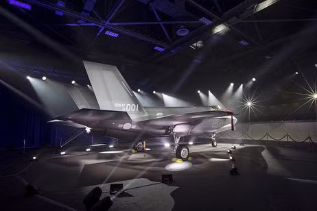 Trong tác chiến, số F-35 sẽ làm nhiệm vụ phát hiện và chỉ huy cho số F-16 từ ngoài vùng sát thương của các hệ thống phòng không phóng tên lửa hoặc bom tiêu diệt mục tiêu dưới mặt đất qua đường liên kết dữ liệu Link 16 theo thời gian thực. Ảnh: Máy bay chiến đấu F-35 của Hàn Quốc - Nguồn: Wikipedia.
