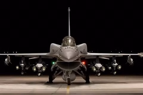 Có khả năng trong tương lai, Hãng Lockheed Martin sẽ tiếp tục hợp tác với Không quân Hàn Quốc nâng cấp toàn bộ các máy bay chiến đấu F-16 hiện có của Không quân Hàn Quốc lên tiêu chuẩn tương tự phiên bản F-16V Viper, có nhiều tính năng của F-22 và F-35. Ảnh: Máy bay chiến đấu F-16V Viper - Nguồn: Wikipedia.