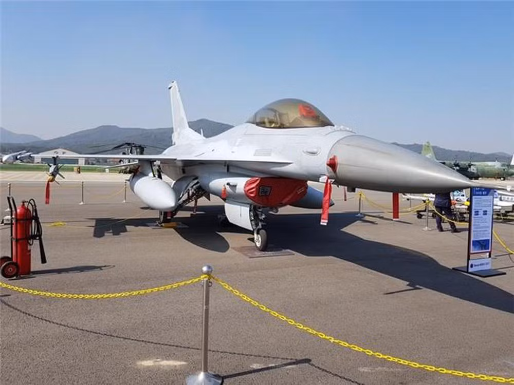 Theo thỏa thuận của hợp đồng nâng cấp F-16 lần này, Không quân Hàn Quốc sẽ được chuyển giao nhiều thiết bị điện tử hàng không hiện đại, cũng như các thiết bị hỗ trợ hậu cần và huấn luyện. Trong đó, đáng chú ý phải kể đến là hệ thống nhận diện địch-ta Mod 5 và thiết bị liên kết dữ liệu chiến thuật Link 16. Ảnh: Máy bay chiến đấu KF-16C của Hàn Quốc - Nguồn: Wikipedia.
