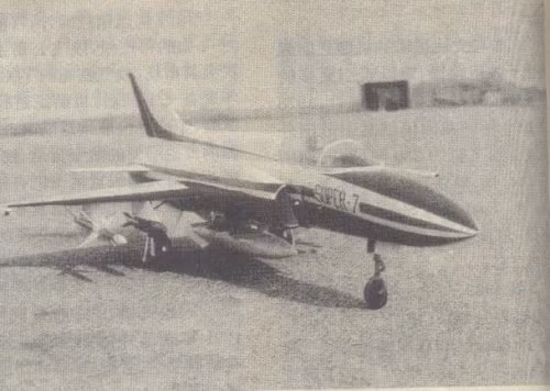 Vào giữa thập niên 1990, dự án Super được Pakistan và Trung Quốc khởi động lại. Một nghiên cứu tiền khả thi để xem liệu sự phát triển trong tương lai của dự án Super có thành quả hay không, đã được thực hiện vào năm 2002; sau đó một bản ghi nhớ để tiếp tục phát triển phiên bản máy bay mới đã được ký kết. Ảnh: Máy bay Super 7, tiền thân của JF-17 - Nguồn: China Daily.
