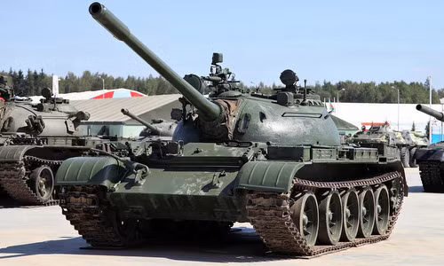 Sau chiến tranh thế giới thứ II, Liên Xô đã đúc rút được rất nhiều kinh nghiệm trên chiến trường cộng với việc kết hợp sử dụng các công nghệ mới nổi dẫn đến sự ra đời của thiết kế xe tăng mang tính cách mạng, chiếc T-54. Chiếc xe tăng đã đạt đến trình độ bảo vệ của xe tăng hạng nặng trong thế chiến II nhưng lại chỉ có trọng lượng khoảng 39 tấn. Cộng với một giáp mặt trước bố trí góc xiên có thể dày tương đương 200mm thép. Ảnh: Xe tăng chiến đấu chủ lực T-54 tại viện bảo tàng.