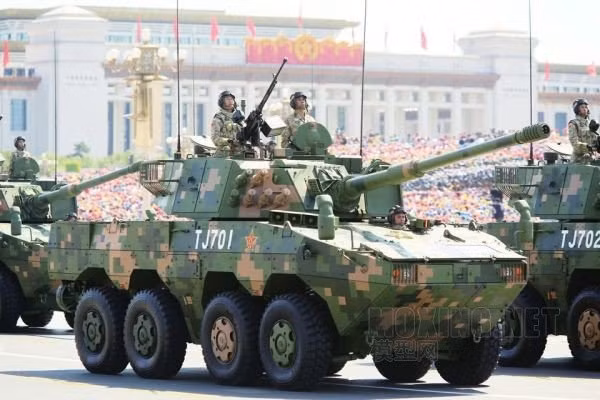 Loại pháo 105mm này đã nhanh chóng được sản xuất rộng rãi và trang bị trên nhiều phương tiện chiến đấu của Trung Quốc bao gồm cả xe tăng chiến đấu chủ lực, xe tăng hạng nhẹ hay xe thiết giáp. Pháo có sơ tốc đầu nòng cao hơn nhiều so với pháo 100mm trên xe tăng T-54/55 của Liên Xô đồng thời có thể bắn nhiều loại đạn tiên tiến. Ảnh: Xe thiết giáp bánh lốp ZTL-11 của Trung Quốc với tháp pháo sử dụng pháo 105mm.