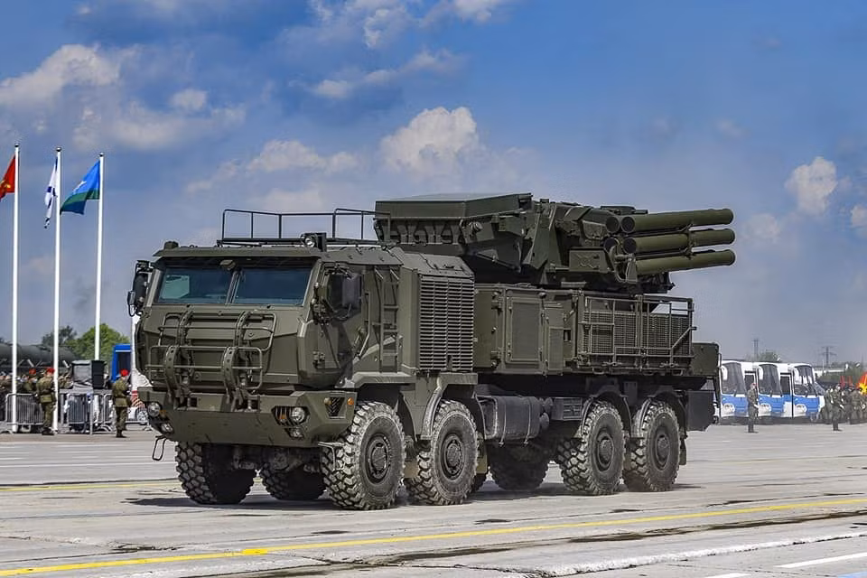 Ảnh: Tổ hợp phòng không Pantsir-SM Pantsir-SM là phiên bản nâng cấp từ tổ hợp Pantsir-S1 nổi tiếng của Nga, sử dụng khung gầm Kamaz 6560M 8x8 mới.