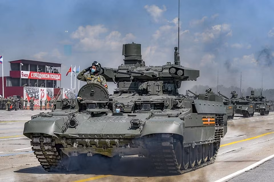 Ảnh: Xe chiến đấu bọc thép BMPT của quân đội Nga. Đây là loại xe bọc thép được phát triển để tác chiến song song với đội xe tăng chiến đấu chủ lực, làm nhiệm vụ tiêu diệt xe tăng địch cũng như bảo vệ đội hình xe tăng quân ta, tiêu diệt bộ binh, hỗ trợ xe tăng trong tác chiến đô thị. Video Cận cảnh lễ diễu binh trên không kỷ niệm 75 năm Chiến thắng Phát xít tại Nga - Nguồn: VTC NOW
