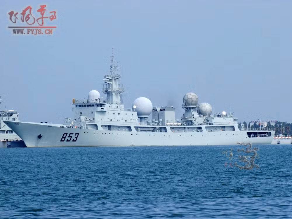 Có thể thấy hiện nay, Trung Quốc đã sở hữu một lớp tàu trinh sát/do thám vô cùng hiện đại và nguy hiểm, với số lượng lớn và tầm bao quát rất rộng trên biển. Đây chính là những con át chủ bài trong công cuộc tác chiến điện tử của hải quân Trung Quốc trên chiến trường cũng như phát hiện sớm các cuộc tập kích tên lửa hành trình vô cùng hiệu quả. Ảnh: Một chiếc Type 815G số hiệu 853