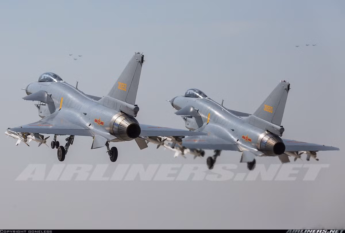 Ngoài ra, nhiều hơn bất kỳ loại máy bay chiến đấu nào trong KQ Trung Quốc hiện nay là 435 chiếc tiêm kích đa năng hạng nhẹ J-10A/B/C do Công ty Thành Đô sản xuất theo mẫu IAI Lavi của Israel. Với số lượng liên tục tăng, J-10 được cho là sẽ sử dụng để thay thế phần lớn các máy bay thế hệ 3 như J-7 (sao chép MiG-21) và J-8II đã lỗi thời.
