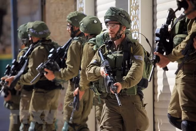 Yếu tố đầu tiên giúp nền công nghiệp quốc phòng (CNQP) Israel thành công đó là họ có nguồn nhân lực dồi dào; Israel luôn có một dòng chảy các binh sĩ sau khi hoàn thành nghĩa vụ quân sự, quay trở lại làm việc trong ngành công nghiệp quốc phòng; hoặc đang hoạt động trong lĩnh vực công nghiệp quốc phòng, nhưng vẫn tham gia quân dự bị động viên.