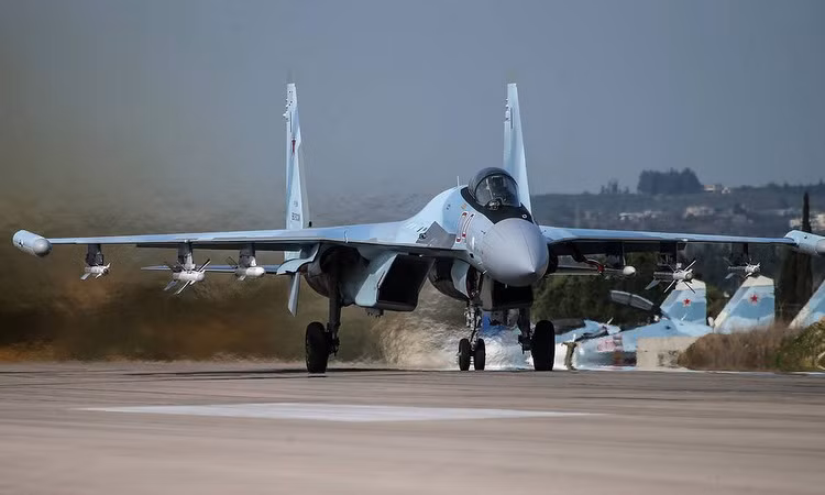 Chuyến bay của Su-35 tới Ai Cập cũng là một biểu hiện của ảnh hưởng chính trị và quân sự của Moscow ở Trung Đông. Xu hướng này gây ra sự không hài lòng ở Mỹ. Vào tháng 11 năm ngoái, "Tạp chí Phố Wall" của Mỹ có bài phân tích, khi Ngoại trưởng và Bộ trưởng Quốc phòng Mỹ đã đe dọa rằng, nếu Ai Cập không hủy bỏ kế hoạch mua Su-35 từ Nga, Mỹ sẽ áp dụng các biện pháp trừng phạt. Ảnh: Máy bay chiến đấu Su-35 của Nga - Nguồn: Avia-pro.