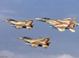 Thứ hai, các cuộc không kích của Israel thường sử dụng chiến thuật bay theo đội hình từ 3 đến 5 máy bay chiến đấu để thực hiện các cuộc không kích; trong đó từ một đến hai chiếc trong số đó trực tiếp tham gia không kích, số máy bay còn lại làm nhiệm vụ cảnh giới, tác chiến điện tử để chế áp, gây nhiễu radar của phòng không Syria.