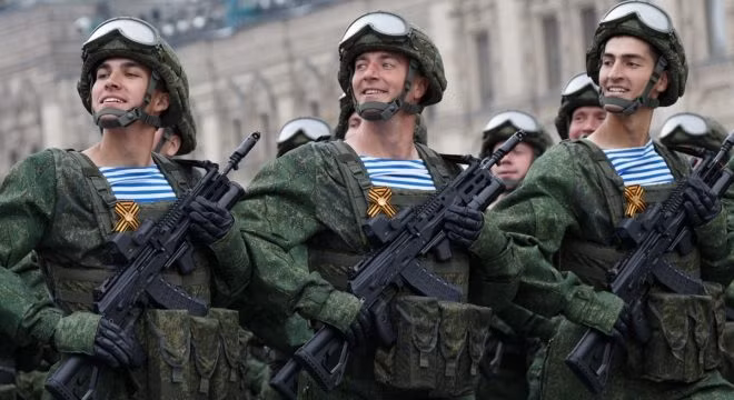 Có thể nói rằng, với việc lần đầu tiên đưa AK-12 vào thi đấu chính thức, đây chính là cơ hội tốt cho Nga giới thiệu mẫu súng trường tấn công kiểu mới của mình đến những khách hàng tiềm năng nhất. Trong tương lai, khi nhận được những phản hồi tích cực từ đội tuyển thi đấu, có thể nhiều nước sẽ đặt hàng mẫu súng ưu việt này. Bên cạnh đó, việc lần đầu sử dụng AK-12 cũng là cơ hội quý báu cho đội tuyển Việt Nam có thể nâng cao trình độ, tiếp cận với những vũ khí bộ binh hiện đại hàng đầu thế giới hiện nay. Ảnh: Khối chiến sĩ Nga với súng AK-12.