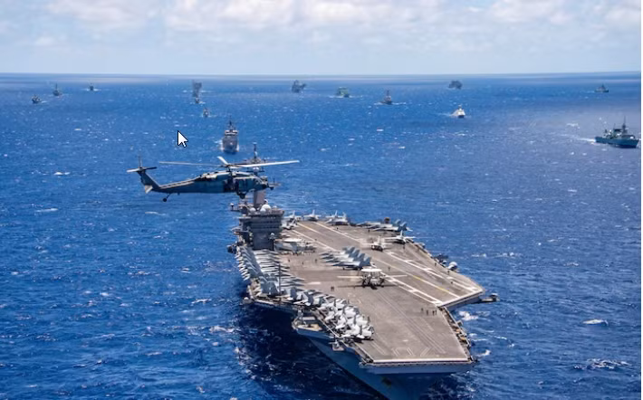 Mặc dù lực lượng tham gia có giảm, nhưng quân đội Mỹ vẫn gọi RIMPAC-2020 là cuộc tập trận là “quan trọng”. Truyền thông Mỹ đánh giá rằng, cuộc tập trận này chứng tỏ khả năng của Mỹ trong việc tiến hành một cuộc chiến tranh chống lại một đối thủ mạnh trong điều kiện dịch bệnh bùng phát. Ảnh: Tàu sân bay USS Carl Vinson trong cuộc tập trận RIMPAC-2018 ngoài khơi Hawaii vào tháng 7/2018 - Nguồn: Hải quân Mỹ.