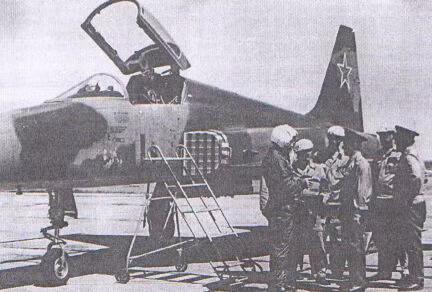 Dựa trên những kinh nghiệm đúc rút được qua quá trình nghiên cứu về loại tiêm kích F-5E do Việt Nam chuyển giao, Liên Xô đã nhanh chóng rút kinh nghiệm và tìm ra những giải pháp để nâng cao sức mạnh cho các loại máy bay tiêm kích được phát triển sau này của họ, hoàn thiện thêm khả năng trong cận chiến và tính cơ động. Ảnh: Tổ bay và kỹ thuật viên mặt đất Liên Xô bàn bạc sau một chuyến bay thử nghiệm trên F-5E.
