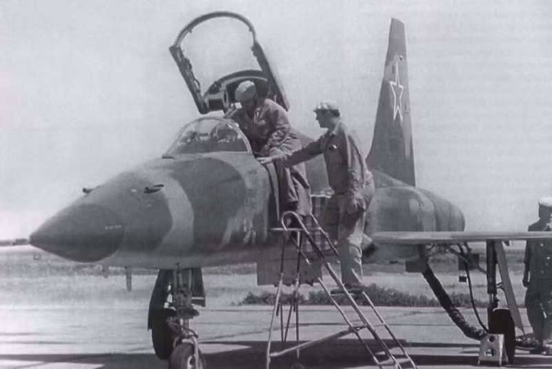 Ngay sau đó, Không quân Việt Nam đã gửi tặng Liên Xô một số máy bay F-5E của Mỹ để phía bạn nghiên cứu, đánh giá tính năng. Ảnh: Tiêm kích F-5E của Liên Xô được Việt Nam chuyển giao.