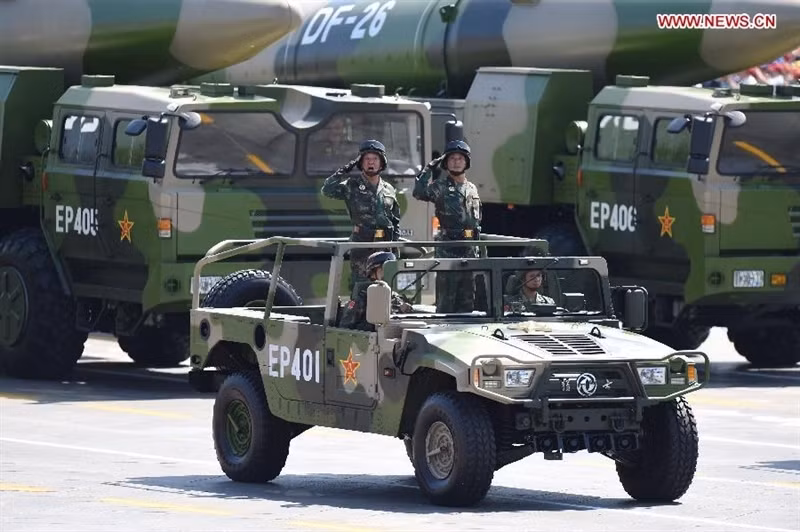 Khi còn chưa thực sự tìm ra kế sách đối phó với DF-21D của Trung Quốc, đến năm 2017, phương Tây lại tiếp tục phát hiện việc Trung Quốc cho ra đời mẫu tên lửa đạn đạo mới mang tên DF-26. Đến cuối tháng 4/2018, nước này đã chính thức biên chế các tên lửa DF-26. Ảnh: Xe bọc thép Đông Phong Mãnh Sĩ dẫn đầu đội hình xe chở tên lửa DF-26 trong một cuộc duyệt binh trên quảng trường Thiên An Môn.