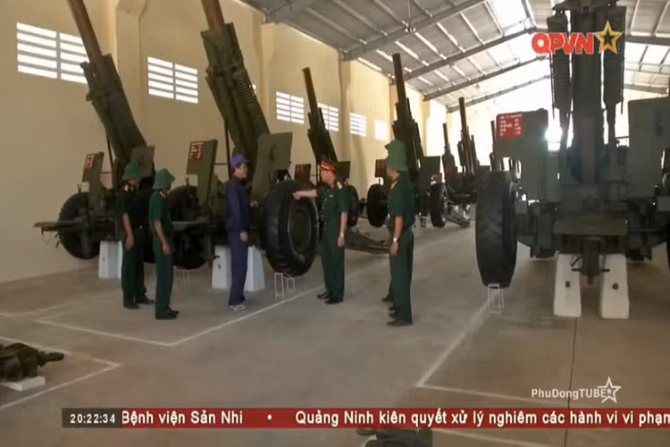 Pháo nặng 5.8 tấn và kíp chiến đấu lên tới 11 người, sử dụng đạn pháo cỡ 155mm với tầm bắn tối đa khoảng 15km, tốc độ bắn 4 phát/phút. Dù cho pháo có cỡ nòng lớn tuy nhiên lại có cơ cấu nạp đạn lỗi thời, tầm bắn ngắn cùng tốc độ bắn thấp khiến cho chúng không được quân đội ta trọng dụng và nay chủ yếu là niêm cất. Ảnh: Kho niêm cất pháo M-114 155mm.