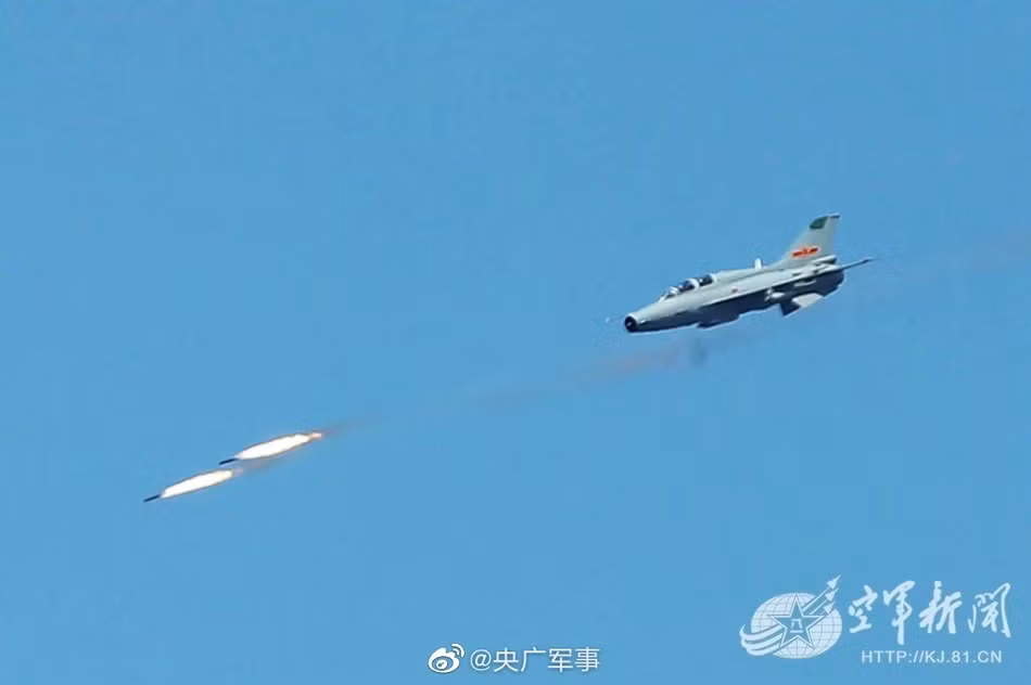 Máy bay J-7 Chengdu đã được Trung Quốc xuất khẩu đến nhiều nước như Pakistan, Bangladesh, Triều Tiên, Iran,... Ảnh: J-7 phiên bản huấn luyện hai chỗ ngồi phóng tên lửa tấn công mặt đất. Nguồn: Sina