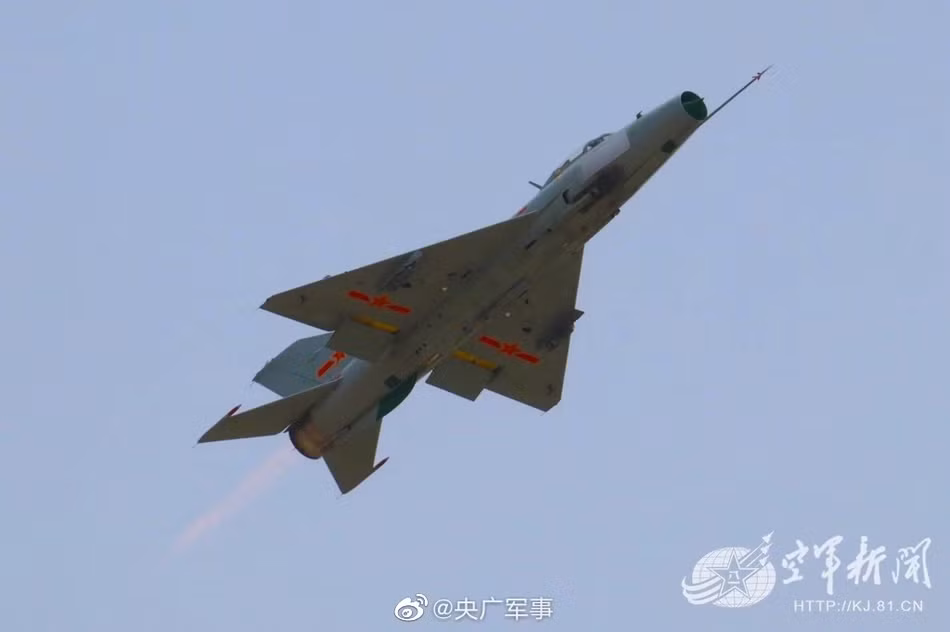 Loại J-7 này chỉ có hai giá treo vũ khí có thể mang bom thông thường từ 50-500kg hoặc các pod rocket. Đặc biệt, nó có ngoại hình rất giống phiên bản MiG-21 F13 của Liên Xô nhưng lại không sử dụng kính buồng lái mở về phía trước hay mở sang bên như MiG-21 mà sử dụng cơ cấu mở kính lái ra phía sau. Ảnh: J-7 Chengdu cất cánh không mang vũ khí, có thể đây là chuyến bay trinh sát khí tượng. Nguồn: Sina