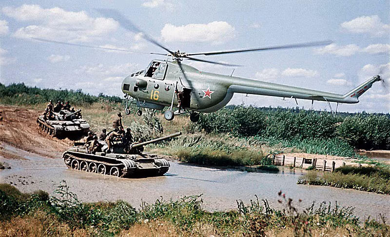 Những chiếc trực thăng Mil Mi-4 đầu tiên là một món quà vô cùng quý giá mà Liên Xô dành tặng Bác, chính phủ, quân đội và nhân dân Việt Nam, là vốn liếng đầu tiên vô cùng đặc biệt của lực lượng không quân Việt Nam, từ đó tạo những tiền đề vững chắc để không quân Việt Nam nói chung, lực lượng trực thăng vận tải Việt Nam vận tải nói riêng phát triển như ngày hôm nay. Ảnh: Trực thăng Mi-4 của Liên Xô bay gần những chiếc T-54 của lục quân nước này.