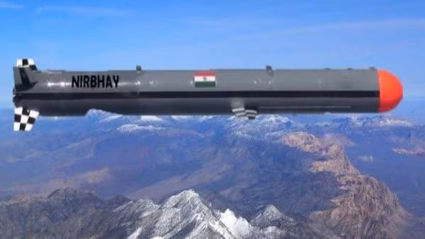 Nirbhay có thể đạt độ cao bay tối đa 4 km so với mặt đất và cũng có thể bay ở mức rất thấp (50 m) để tránh bị radar của đối phương phát hiện. Ảnh: Thử nghiệm tên lửa Nirbhay với khả năng bay bám địa hình - Nguồn: Oneindia