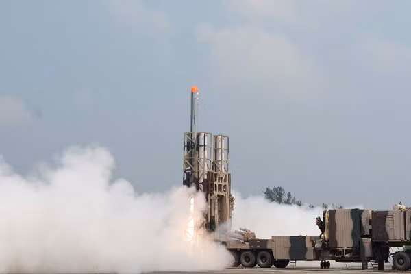 Tên lửa hành trình Nirbhay có tốc độ cận âm, sử dụng động cơ nhiên liệu rắn; được phóng đi từ các xe phóng di động do Công ty tư nhân Tata chế tạo. Phương tiện mang, phóng này được phát triển dựa trên loại xe tải bánh lốp cấu hình 12x12 có khả năng cơ động cao trên mọi địa hình. Ảnh: Phóng thử tên lửa Nirbhay từ bệ phóng cố định trên mặt đất - Nguồn: Oneindia