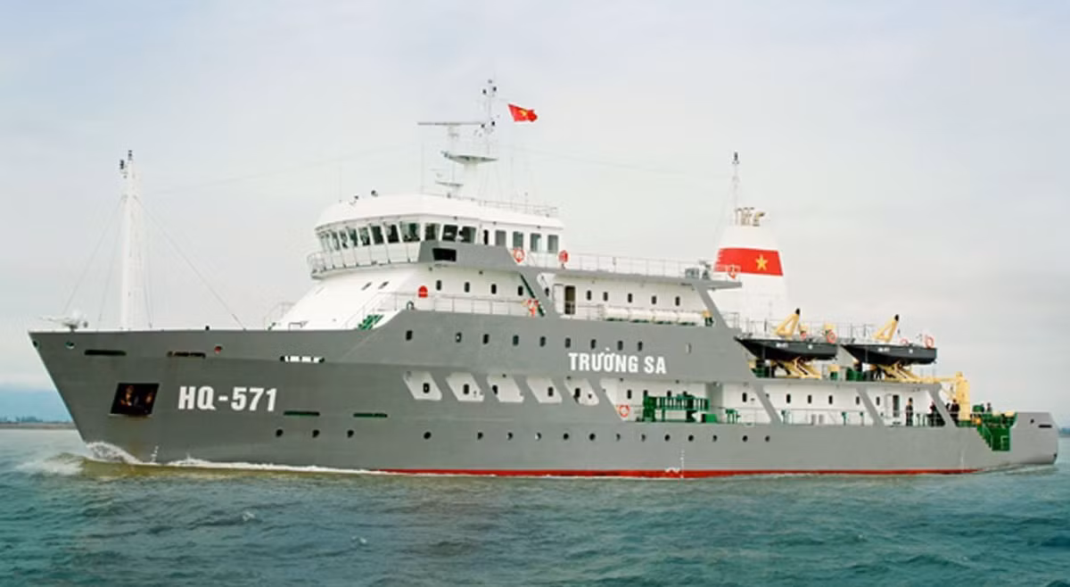  Tàu HQ-571 Trường Sa: Tàu HQ-571 là tàu vận tải chở khách lớp K-122 do Việt Nam tự nghiên cứu đóng mới tại nhà máy Z-189. Nó được hạ thuỷ năm 2011 và chính thức biên chế vào hải quân Việt Nam năm 2012, cảng nhà tại vùng 4 Hải quân.