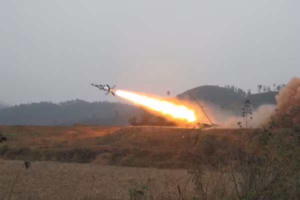 Dự án S-125-2TM được triển khai thực hiện ở nước ta từ năm 2008. Sau nâng cấp, các tổ hợp vũ khí sở hữu khả năng tương đương hệ thống tên lửa hiện đại đó là đủ sức chống lại các cuộc tập kích đường không bằng vũ khí công nghệ cao trong môi trường gây nhiễu điện tử mạnh. Hệ thống cho phép tiêu diệt các mục tiêu ở độ cao thấp, các mục tiêu có diện tích phản xạ sóng radar (RCS) nhỏ.