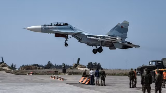 Su-30 có giá thành khá rẻ (khoảng 30-45 triệu USD/chiếc, chỉ bằng 40% so với giá một chiếc F-15 của Mỹ), do vậy đã được nhiều quốc gia đặt mua; đưa loại máy bay này trở thành máy bay chiến đấu được xuất khẩu nhiều nhất của Nga kể từ thời kỳ hậu Xô viết. Ảnh: Máy bay Su-30 của Không quân Nga tại Syria - Nguồn: Wikipedia.