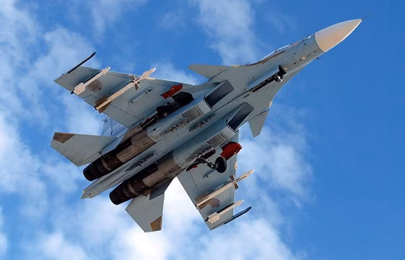 Sau năm 2027, Quân đội Nga sẽ dừng mua Su-30; tuy nhiên vẫn có khả năng Su-30 sẽ tiếp tục được sản xuất để xuất khẩu, hoặc thậm chí được sản xuất theo giấy phép ở Iran; và rất có thể trong thời gian tới, khi loại máy bay này vẫn còn có nhu cầu, Nga sẽ hợp nhất các dây chuyền sản xuất Su-30 và Su-35 để sản xuất một lớp máy bay chiến đấu duy nhất với cấu hình ghế đôi như của Su-30 hiện nay. Ảnh: Su-30SM của Không quân Nga - Nguồn: Wikipedia.