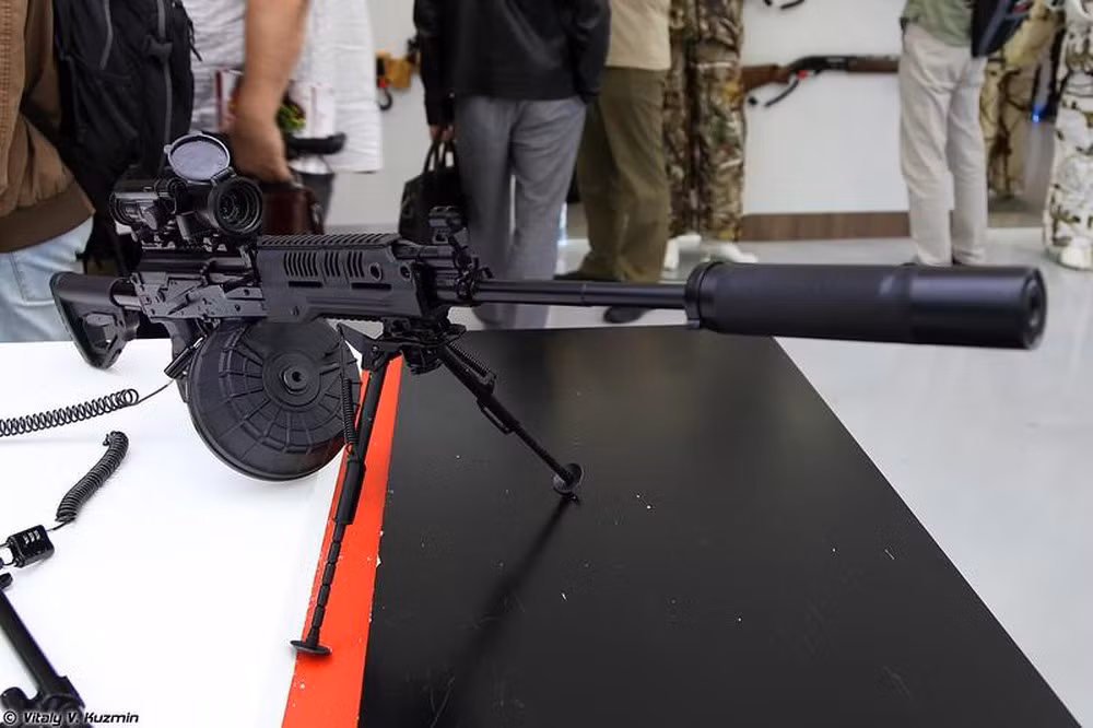 Vì vậy yêu cầu của mẫu súng máy RPK-16 mới đó là phải khắc phục bằng được nhược điểm trên, đó là cải tiến bộ phận khóa nòng và cơ chế phát hỏa của súng; cùng với cải tiến cơ cấu tiếp đạn (dùng cả dây và hộp tiếp đạn), như vậy đồng nghĩa RPK-16 phải thiết kế lại. Ảnh: Súng máy RPK-16 - Nguồn: Topwar.