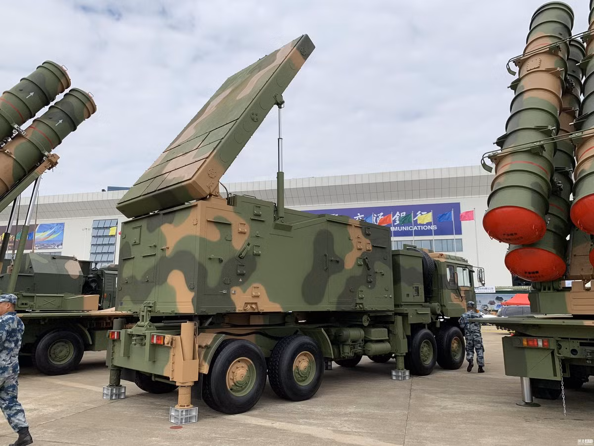 Cấu hình một khẩu đội FK-3 bao gồm: Một xe chỉ huy; 1 xe radar và 3 bệ phóng tự hành, mỗi bệ mang 4 đạn. Radar của FK-3 cũng được giới thiệu là dẫn đường cho 12 đạn tên lửa để hạ 6 mục tiêu cùng lúc.
