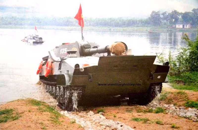  Pháo tự hành bánh xích (phân biệt với pháo tự hành bánh lốp mà quân đội ta đã tự phát triển) là một trong những loại hỏa khí mạnh mẽ nhất của pháo binh Việt Nam. Chúng nổi bật với khả năng cơ động cao trên nhiều loại địa hình, thậm chí là có khả năng bơi, trang bị pháo hạng nặng có tầm bắn hàng chục km. Ảnh: Vnmilitaryhistory