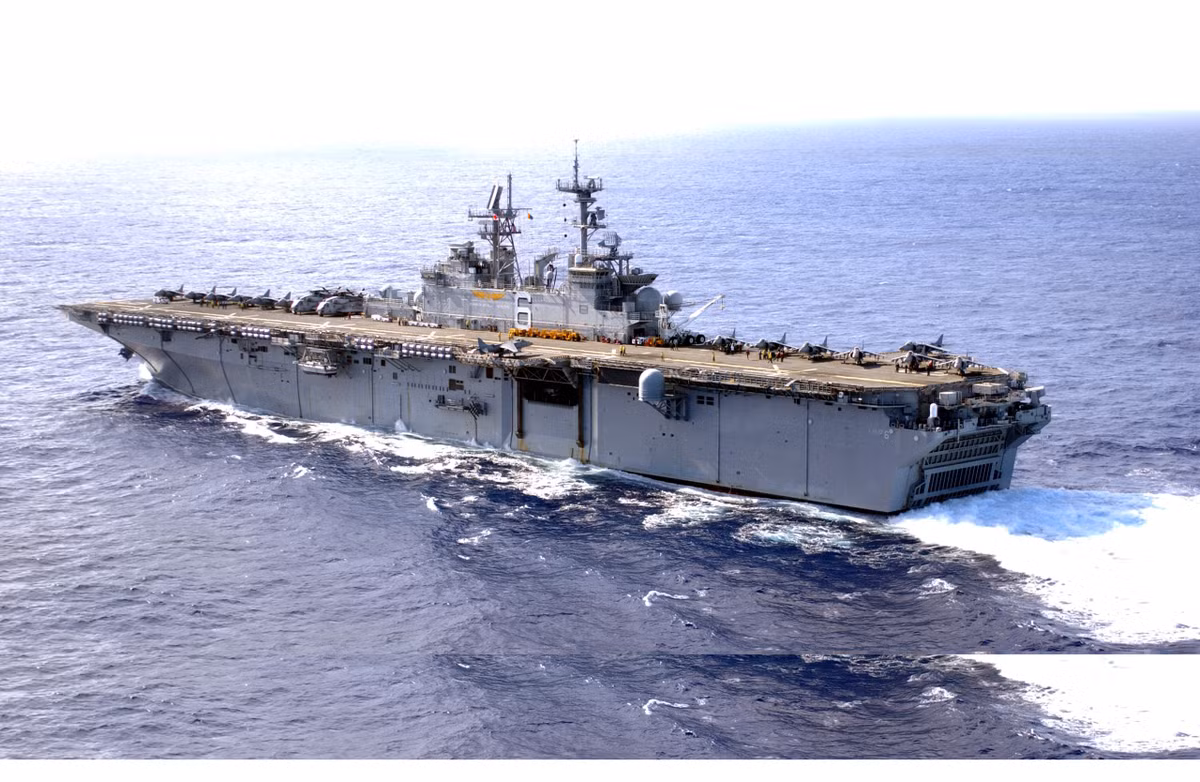 Là tàu đổ bộ tấn công, khoang của LHD-6 có thể chứ 3 chiếc tàu đổ bộ đệm khí hoặc 2 chiếc tàu đổ bộ há mồm cỡ trung LCU hoặc 12 chiếc tàu đổ bộ há mồm cỡ nhỏ LCM. Thủy thủ đoàn của tàu là 1.108 người và có thể chở tối đa lên tới gần 800 thủy quân lục chiến. Ảnh: LHD-6 trong một chuyến hải hành.