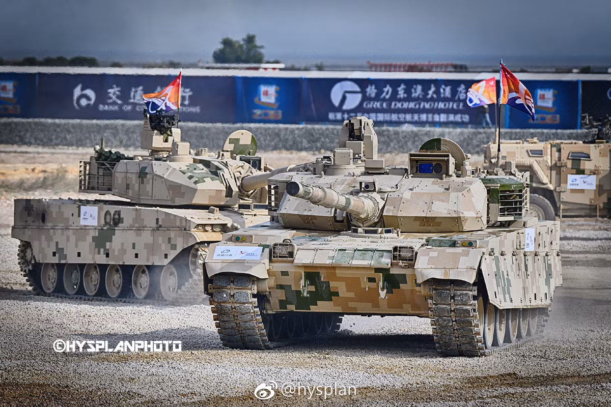 Mẫu xe tăng mới nhất của Trung Quốc vừa được phát triển vài năm gần đây là Type-15. Đây là phiên bản xe tăng chiến đấu chủ lực hạng nhẹ chuyên biệt cho tác chiến vùng sơn cước với trọng lượng nhẹ, độ cơ động cao và hỏa lực tốt. Dẫu vậy, do đặc thù tác chiến hạn chế nên số lượng sản xuất không nhiều, chỉ có 200 chiếc hiện đang phục vụ. Ảnh: Xe tăng chiến đấu hạng nhẹ Type-15 của Trung Quốc.