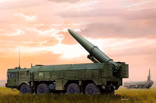 Nga đã triển khai tên lửa Iskander M ở Syria từ vài năm trước và liên tục dùng loại tên lửa này để tiến hành các cuộc tấn công chống khủng bố. Israel có liên kết chặt chẽ với phe đối lập ở Syria; khả năng họ đã có được các mảnh vỡ tên lửa Iskander mà Nga đã sử dụng. Ảnh: Tên lửa Iskander của Nga.