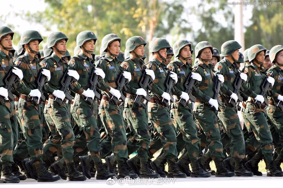 Tuy nhiên loại mũ huấn luyện của Lào sử dụng kiểu dây treo hiện đại hơn loại mũ A2 của Việt Nam với quai cằm 2 dây, đây cũng là kiểu quai cầm của hầu hết loại mũ chống đạn hiện đại hiện nay, cho phép nó cố định mũ khỏi bị xộc xệch trong quá trình vận động của người lính tốt hơn nhiều so với các loại quai cầm kiểu cũ. Ảnh: Khối chiến sĩ Lào duyệt binh hồi đầu năm 2019.