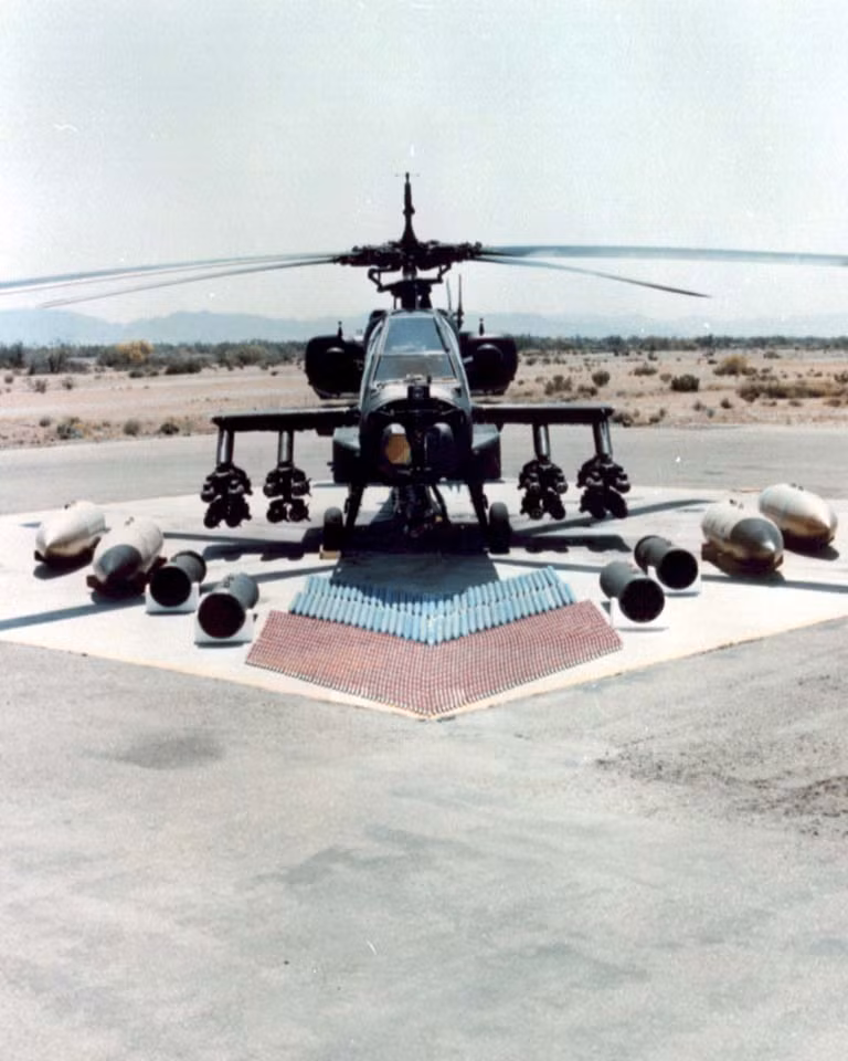 Về vũ khí, AH-64 Apache có hai cánh phụ bên hông với các mấu treo, có thể mang theo 16 tên lửa chống tăng AGM-114 Hellfire, giá phóng rocket không điều khiển Hydra 70 mm, tên lửa không đối không tầm thấp AIM-92 Stinger. Dưới bụng trực thăng được trang bị một pháo tự động M230 30 mm với cơ số đạn 1.200 viên. Tên lửa Hellfire trang bị trên Apache đủ sức xuyên phá bất cứ xe thiết giáp nào di chuyển trên mặt đất hoặc phá hủy những ụ chiến đấu kiên cố bằng bê tông.