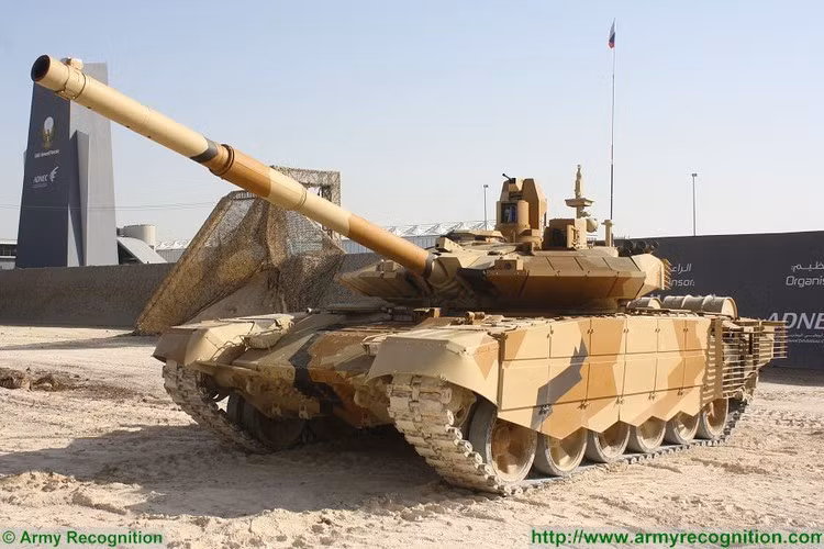 T-90S có vũ khí mạnh mẽ, hệ thống điều khiển hỏa lực hiện đại, lớp giáp bảo vệ đáng tin cậy và khả năng cơ động cao. Với trọng lượng 46,5 tấn T-90S có khả năng cơ động tốt trên địa hình cao nguyên. Đây cũng là vũ khí Ấn Độ đe dọa với lực lượng thiết giáp và bộ binh của Trung Quốc. Video Xem quân đội Trung Quốc và Ấn Độ “choảng nhau” - Nguồn: VTC1