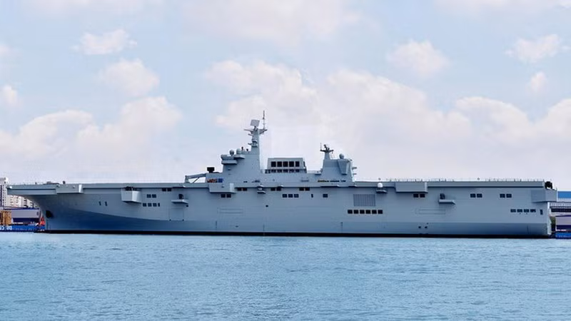 Đồng thời, Type 075 dường như đã đổi mới cơ bản cũng như nâng cao khả năng tấn công đổ bộ của Hải quân Trung Quốc. Các tàu mới này có thể triển khai đến mọi khu vực ở Châu Á - Thái Bình Dương, đặc biệt là Biển Đông. Có thể nói nó chính là một đối thủ nặng ký không thể coi thường. Ảnh: Type 075 neo đậu tại cảng.