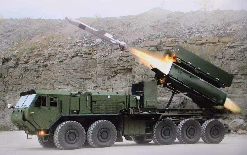 Một bệ phóng tên lửa Harpoon có thể mang 4 tên lửa chống hạm, một đại đội có 4 xe phóng. Toàn bộ quá trình từ phát hiện đến tiêu diệt mục tiêu, có thể tiến hành dưới sự hỗ trợ của một hệ thống chỉ huy được tự động hóa; nhưng cũng có thể hoạt động độc lập. Ảnh: Tên lửa chống hạm Harpoon phóng từ mặt đất - Nguồn: Globaldefensecorp