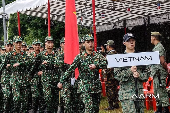 Kể từ năm 2018, Quân đội Việt Nam đã bắt đầu đưa vào cấp phát cho chiến sĩ loại quân phục dã chiến K-17 mới nhằm thay thế cho mẫu quân phục K-07 Woodland kiểu cũ. Mẫu quân phục ngụy trang mới có nhiều điểm ưu việt hơn như thiết kế ôm cơ thể, tạo sự khỏe khoắn trong động tác, vừa vặn với người lính, may bằng loại vải cải tiến có độ bền màu cao, sử dụng các loại biển tên, tiết và ống tay dán bằng Verclo tiện lợi, có độ tùy biến cao. Ảnh: Chiến sĩ đội tuyển bắn súng quân dụng Việt Nam với quân phục dã chiến K-17.