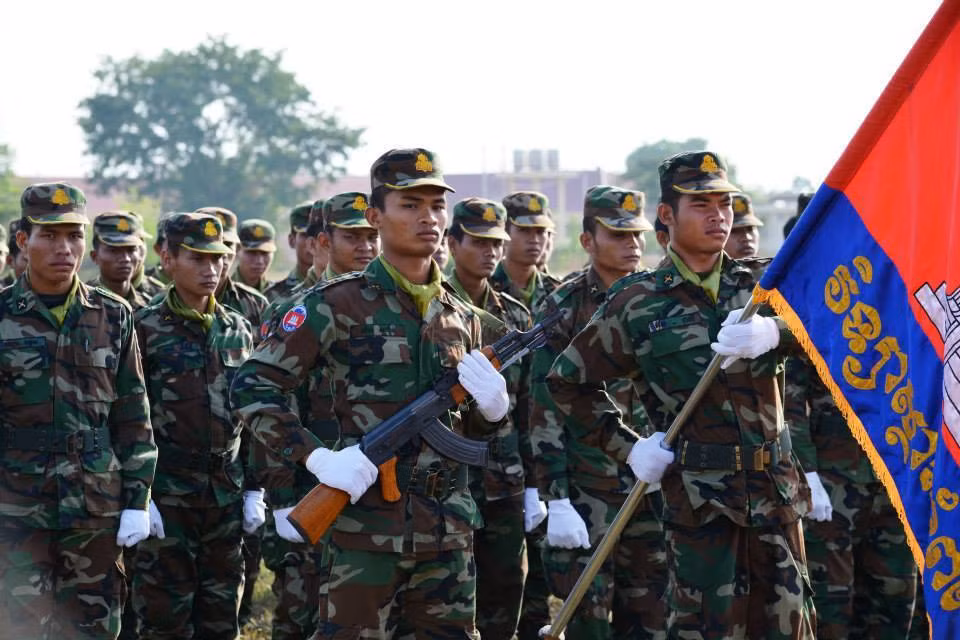 Quân đội Campuchia cũng giống quân đội Lào và quân đội Việt Nam trước đây, sử dụng đại trà mẫu quân phục dã chiến kiểu Woodland cho chiến sĩ bộ binh, mẫu quân phục của Campuchia có vẻ như lấy cảm hứng rất lớn từ mẫu quân phục M81 cũ của quân đội Mỹ. Nó có tính ngụy trang khá tốt đối với các khí tài quan sát tầm xa tuy nhiên hiệu quả lại khá hạn chế nếu bị nhìn gần bởi các mảng màu quá to. Ảnh: Khối chiến sĩ Campuchia với quân phục ngụy trang Woodland.